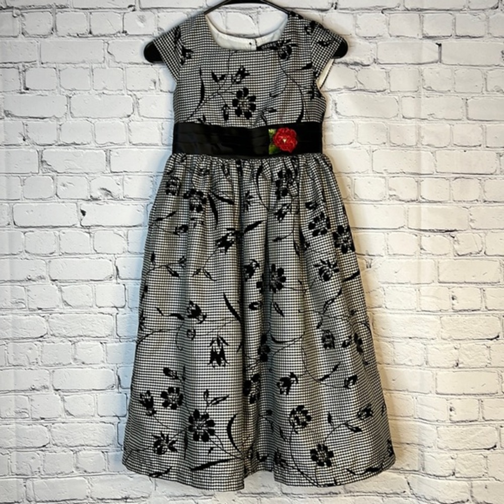 George Special Occasion Girl’s Dress. Fully lined with netting inner skirt. Sz10
